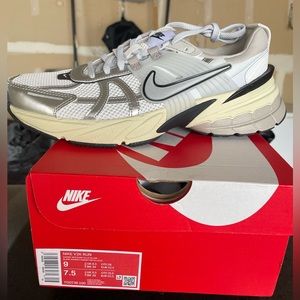 Brand new Women’s Nike running shoes